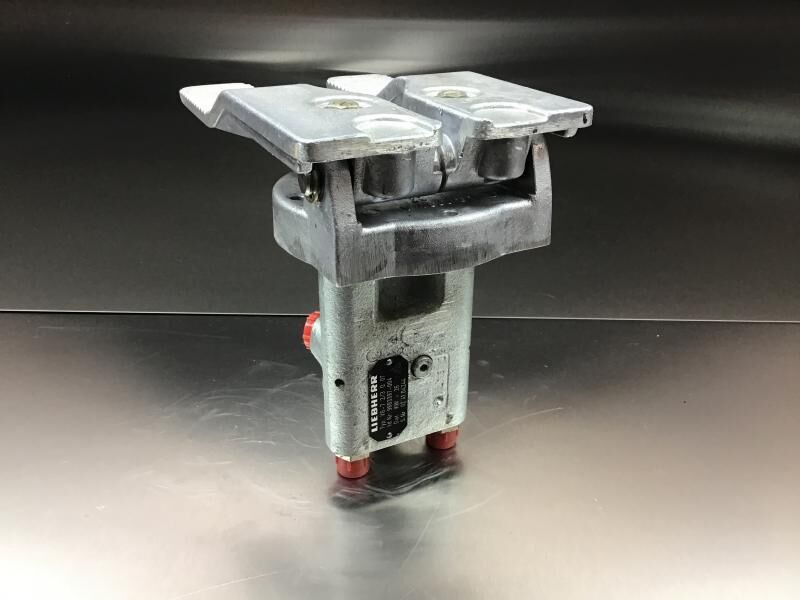 Liebherr Pilot Control Unit - Pedal: das Bild 2 Liebherr Pilot Control Unit - Pedal: das Bild 2