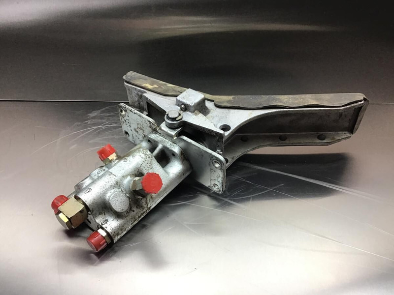 Liebherr Pilot Control Unit - Pedal: das Bild 2 Liebherr Pilot Control Unit - Pedal: das Bild 2