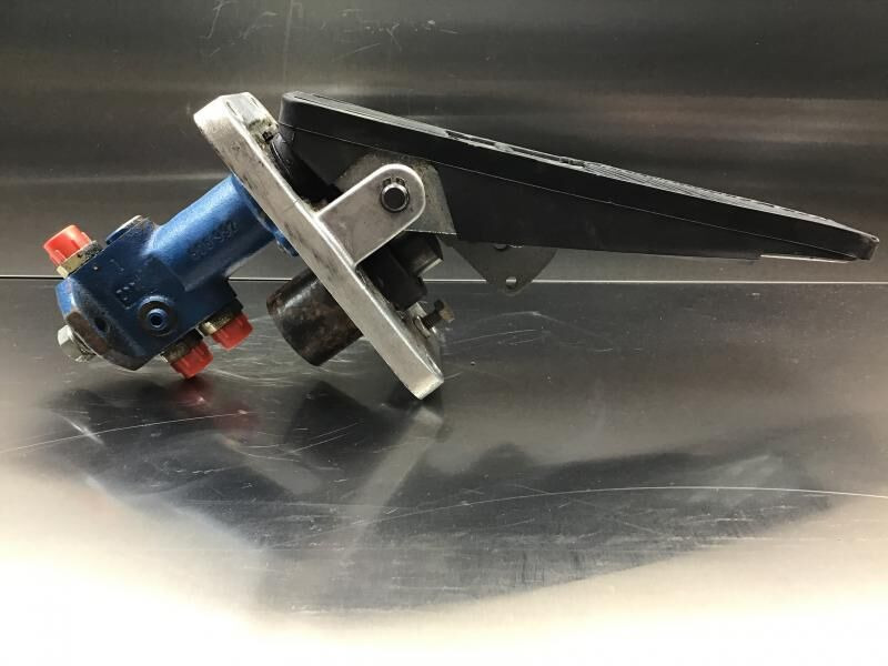 Liebherr Pilot Control Unit - Pedal: das Bild 3 Liebherr Pilot Control Unit - Pedal: das Bild 3