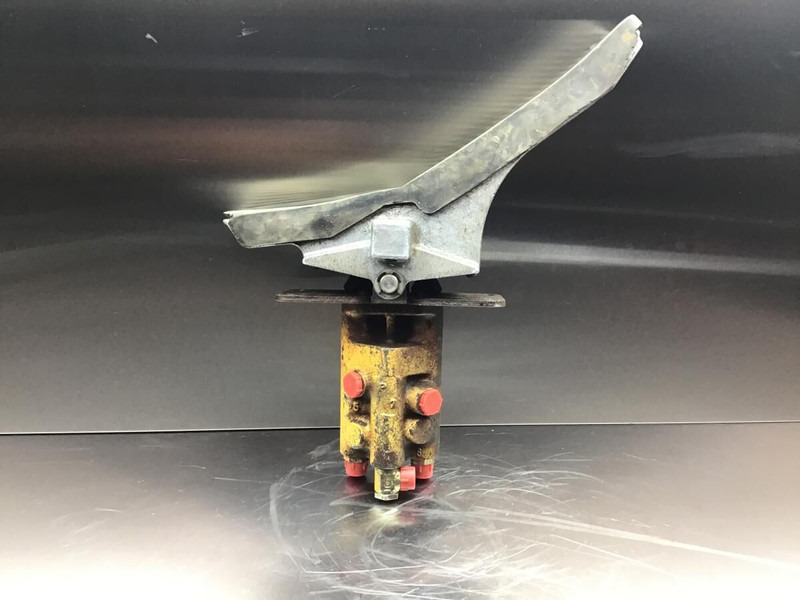 Liebherr Pilot Control Unit - Pedal: das Bild 2 Liebherr Pilot Control Unit - Pedal: das Bild 2