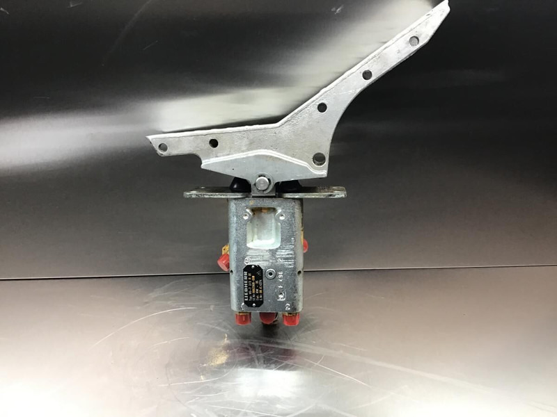 Liebherr Pilot Control Unit - Pedal: das Bild 1 Liebherr Pilot Control Unit - Pedal: das Bild 1