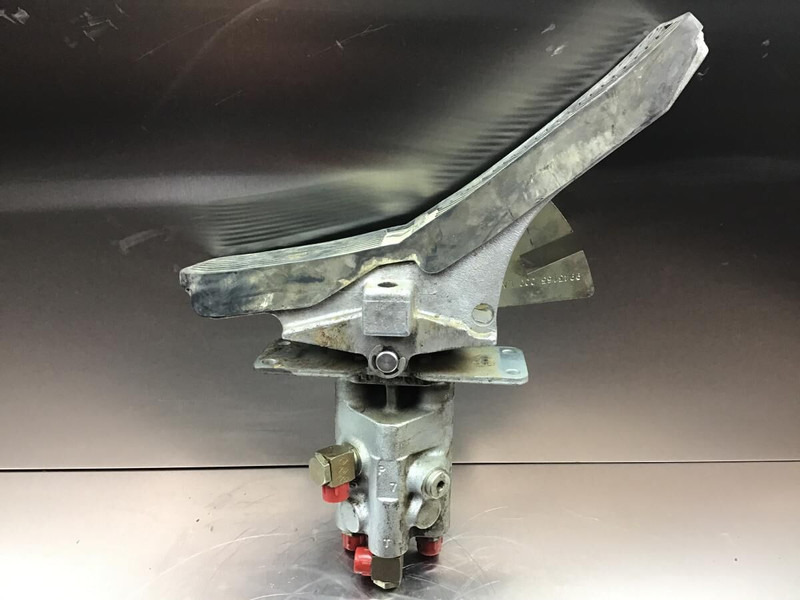 Liebherr Pilot Control Unit - Pedal: das Bild 2 Liebherr Pilot Control Unit - Pedal: das Bild 2