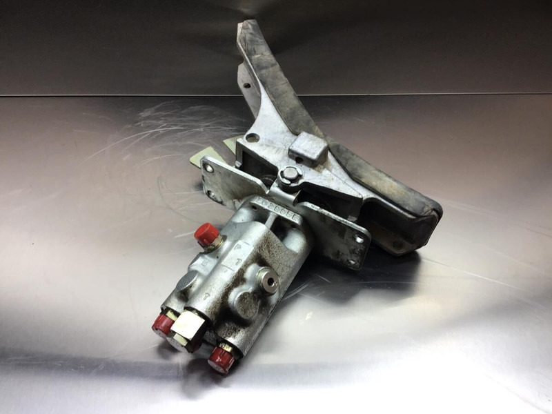 Liebherr Pilot Control Unit - Pedal: das Bild 2 Liebherr Pilot Control Unit - Pedal: das Bild 2