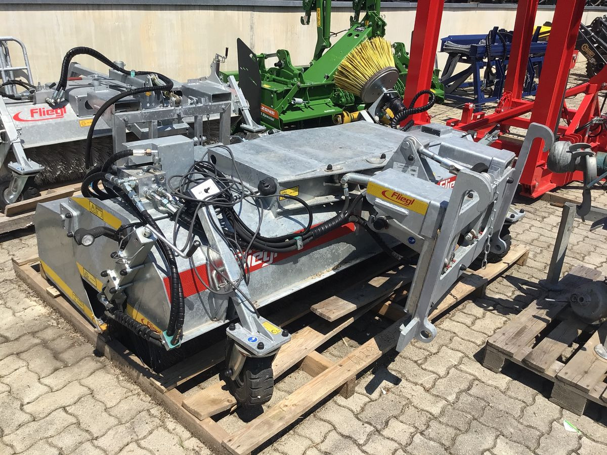 Kehrbesen für Kommunal-/ Sonderfahrzeug Fliegl Profi 2300: das Bild 1