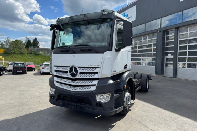 Mercedes-Benz Antos 1851 4x2 - Fahrgestell LKW: das Bild 1 Mercedes-Benz Antos 1851 4x2 - Fahrgestell LKW: das Bild 1