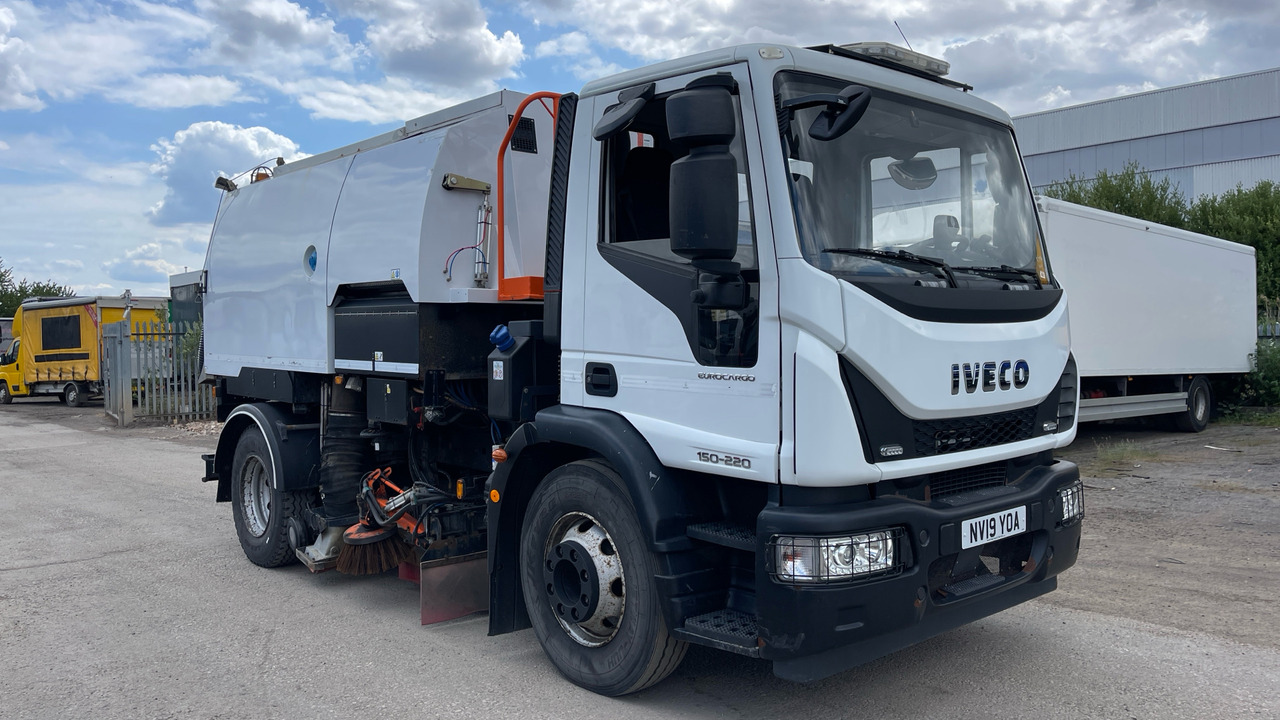 IVECO EUROCARGO 150-220 - Kehrmaschine: das Bild 1 IVECO EUROCARGO 150-220 - Kehrmaschine: das Bild 1