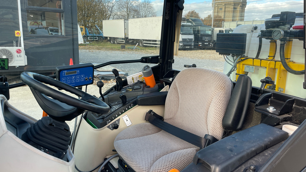 JOHN DEERE 2038R - Traktor: das Bild 5 JOHN DEERE 2038R - Traktor: das Bild 5