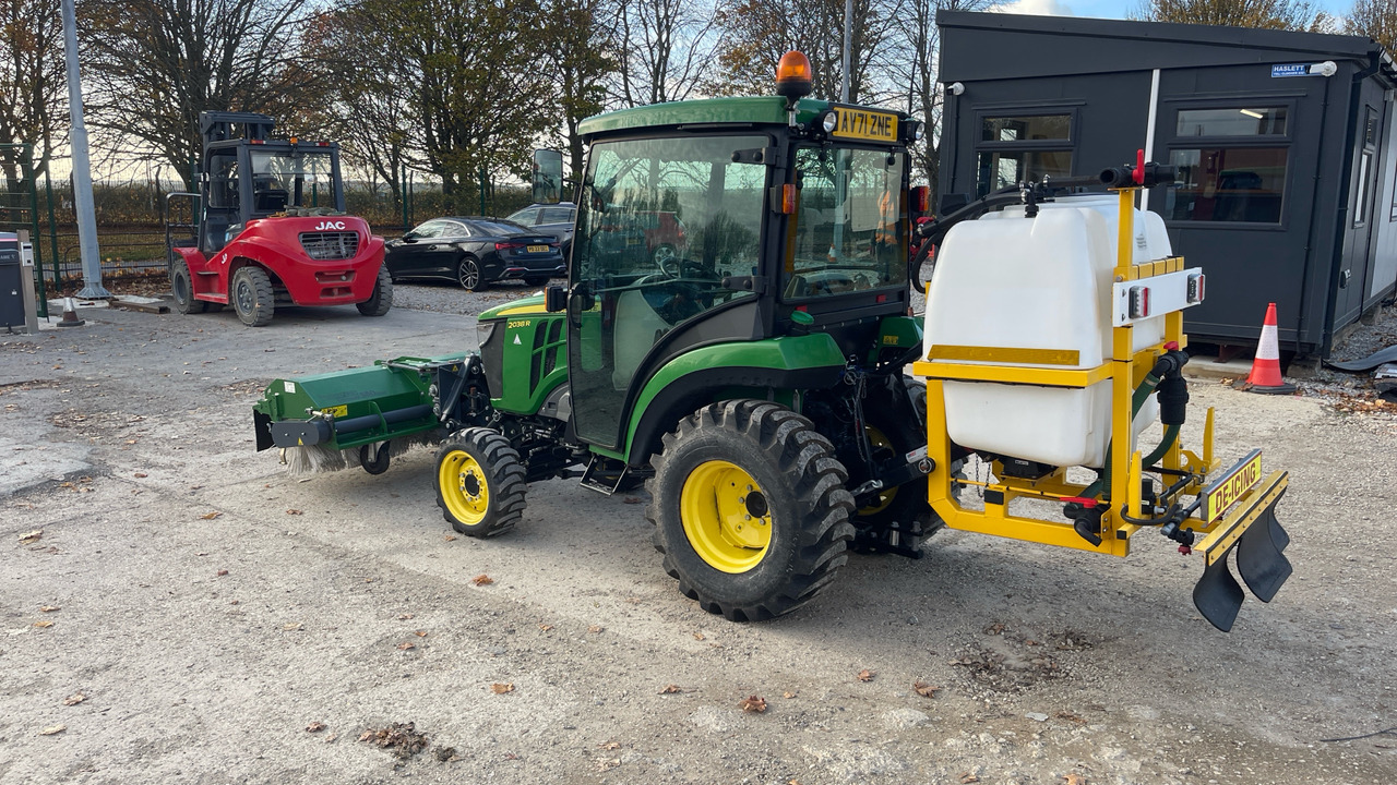 JOHN DEERE 2038R - Traktor: das Bild 3 JOHN DEERE 2038R - Traktor: das Bild 3