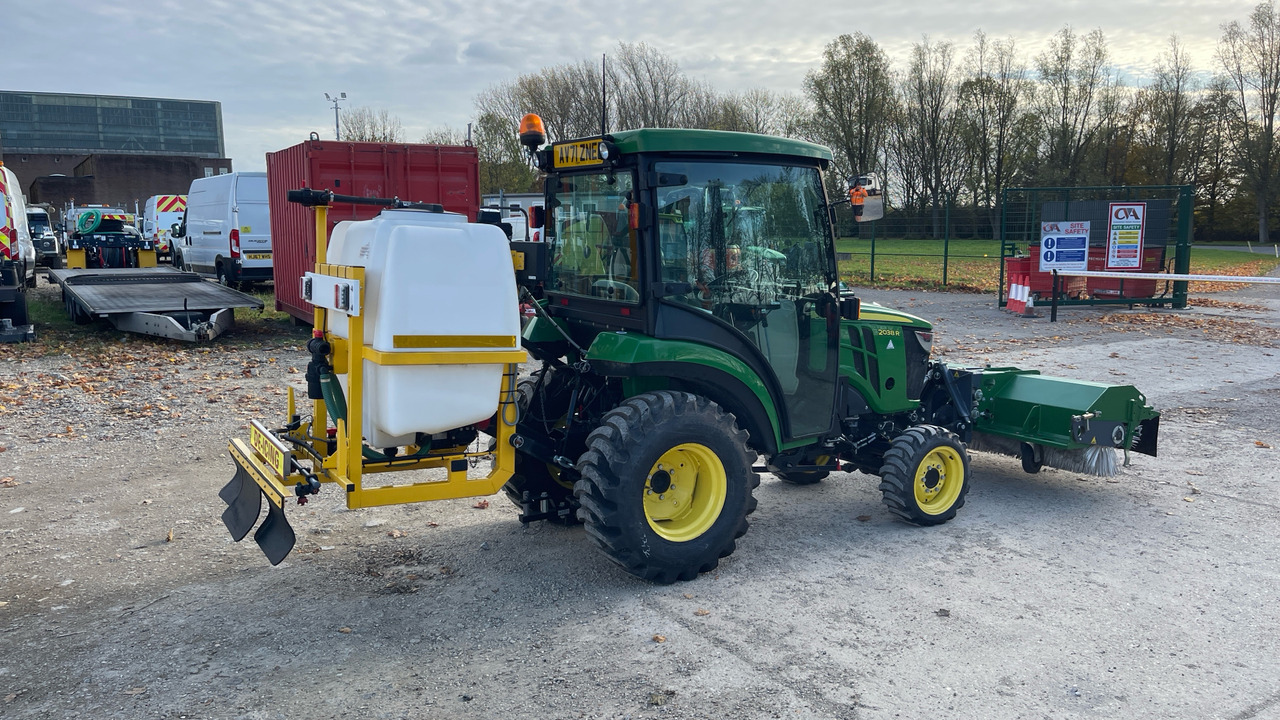 JOHN DEERE 2038R - Traktor: das Bild 4 JOHN DEERE 2038R - Traktor: das Bild 4