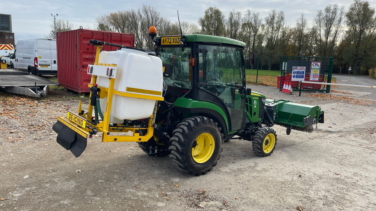 JOHN DEERE 2038R - Traktor: das Bild 4 JOHN DEERE 2038R - Traktor: das Bild 4