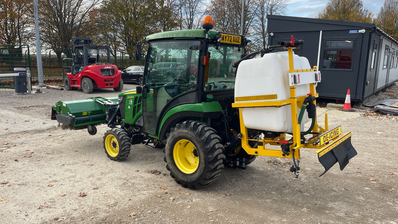 JOHN DEERE 2038R - Traktor: das Bild 3 JOHN DEERE 2038R - Traktor: das Bild 3