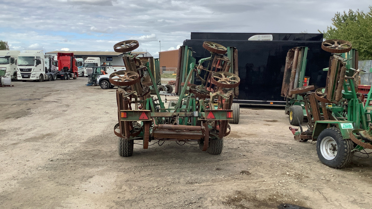 LLOYDS LEDA TRAILED 7 GANG FAIRWAY MOWER - Baugeräte: das Bild 3 LLOYDS LEDA TRAILED 7 GANG FAIRWAY MOWER - Baugeräte: das Bild 3