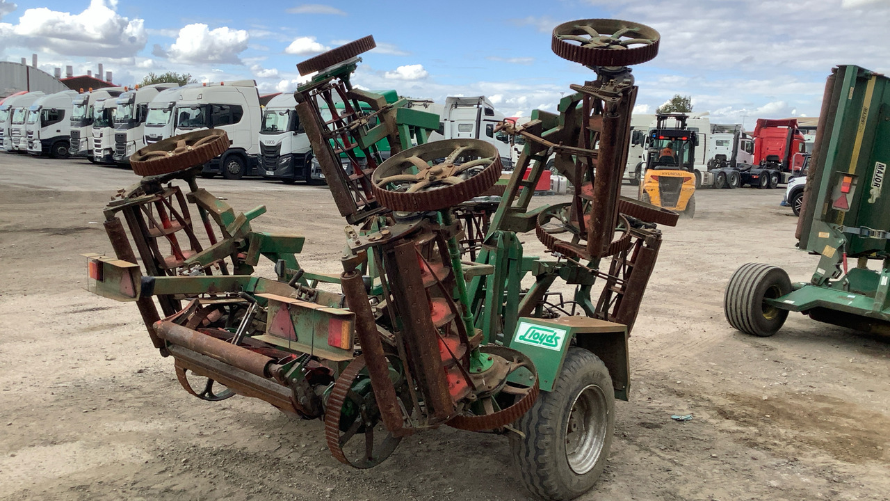 LLOYDS LEDA TRAILED 7 GANG FAIRWAY MOWER - Baugeräte: das Bild 5 LLOYDS LEDA TRAILED 7 GANG FAIRWAY MOWER - Baugeräte: das Bild 5