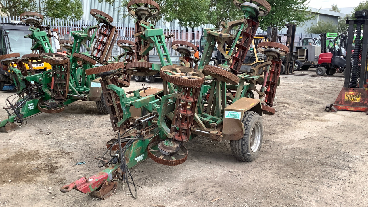 LLOYDS LEDA TRAILED 7 GANG FAIRWAY MOWER - Baugeräte: das Bild 2 LLOYDS LEDA TRAILED 7 GANG FAIRWAY MOWER - Baugeräte: das Bild 2