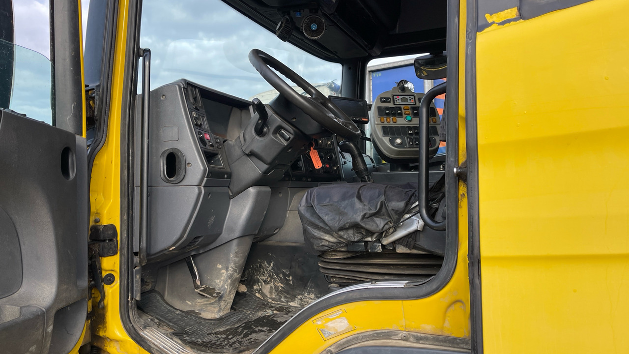 SCANIA p 230 - Kehrmaschine: das Bild 5 SCANIA p 230 - Kehrmaschine: das Bild 5