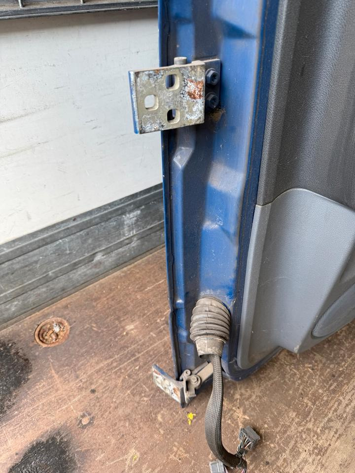 Mercedes Atego 2 Beifahrertür Blau Spiegel Innenverkleidung LN 68 - Tür und Teile für LKW: das Bild 4 Mercedes Atego 2 Beifahrertür Blau Spiegel Innenverkleidung LN 68 - Tür und Teile für LKW: das Bild 4