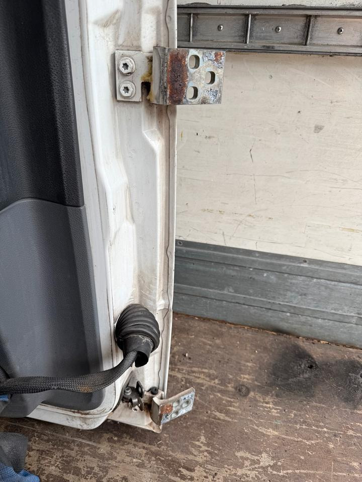 Mercedes Atego 2 Fahrertür Weiße Spiegel Innenverkleidung LN 72 - Tür und Teile für LKW: das Bild 3 Mercedes Atego 2 Fahrertür Weiße Spiegel Innenverkleidung LN 72 - Tür und Teile für LKW: das Bild 3