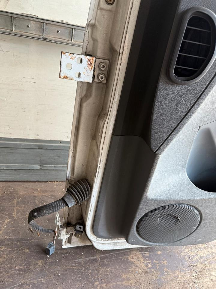 Mercedes Atego Beifahrertür Weiß Spiegel Innenverkleidung LN 75 - Tür und Teile für LKW: das Bild 4 Mercedes Atego Beifahrertür Weiß Spiegel Innenverkleidung LN 75 - Tür und Teile für LKW: das Bild 4