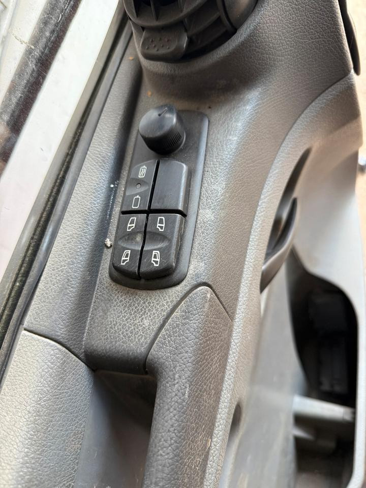 Mercedes Atego Fahrertür Rot Spiegel Innenverkleidung LN 74 - Tür und Teile für LKW: das Bild 3 Mercedes Atego Fahrertür Rot Spiegel Innenverkleidung LN 74 - Tür und Teile für LKW: das Bild 3