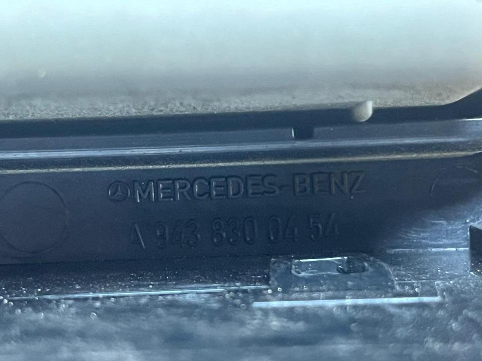 Mercedes Atego Luftdüse Vorne Mitte A9438300454 - Fahrerhaus und Interieur für LKW: das Bild 3 Mercedes Atego Luftdüse Vorne Mitte A9438300454 - Fahrerhaus und Interieur für LKW: das Bild 3