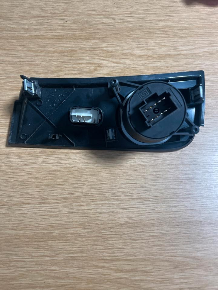 Mercedes-Benz Atego Lichtschalter A9406800439 - Elektrische Ausrüstung für LKW: das Bild 2 Mercedes-Benz Atego Lichtschalter A9406800439 - Elektrische Ausrüstung für LKW: das Bild 2