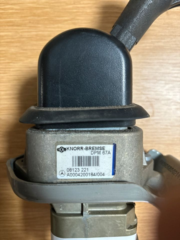 Mercedes KNORR-BREMSE Bremsventil Handbremsventil A0004200184 - Schalthebel für LKW: das Bild 3 Mercedes KNORR-BREMSE Bremsventil Handbremsventil A0004200184 - Schalthebel für LKW: das Bild 3