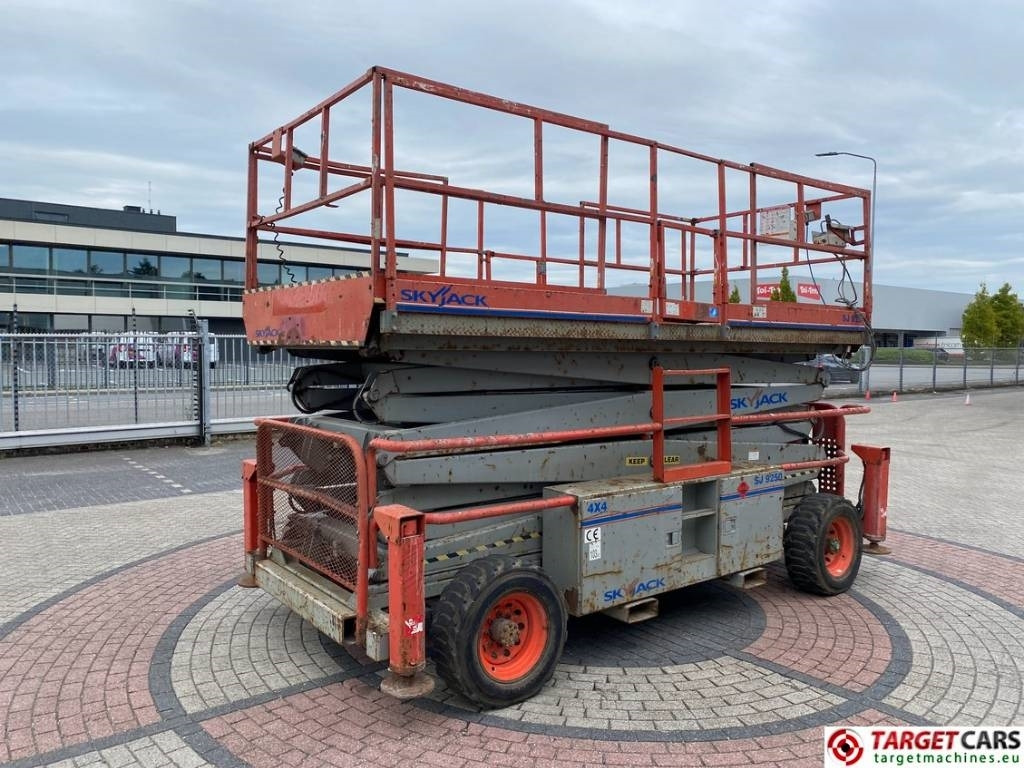 SkyJack SJ9250 RT Diesel Scissor Work Lift 1720cm - Scherenbühne: das Bild 3 SkyJack SJ9250 RT Diesel Scissor Work Lift 1720cm - Scherenbühne: das Bild 3