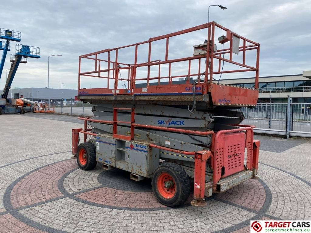 SkyJack SJ9250 RT Diesel Scissor Work Lift 1720cm - Scherenbühne: das Bild 2 SkyJack SJ9250 RT Diesel Scissor Work Lift 1720cm - Scherenbühne: das Bild 2