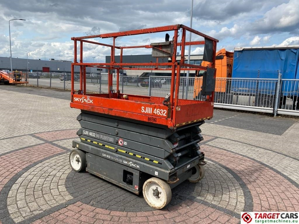 SkyJack SJIII-4632 Electric 4632 Scissor Work Lift 1170cm - Scherenbühne: das Bild 2 SkyJack SJIII-4632 Electric 4632 Scissor Work Lift 1170cm - Scherenbühne: das Bild 2