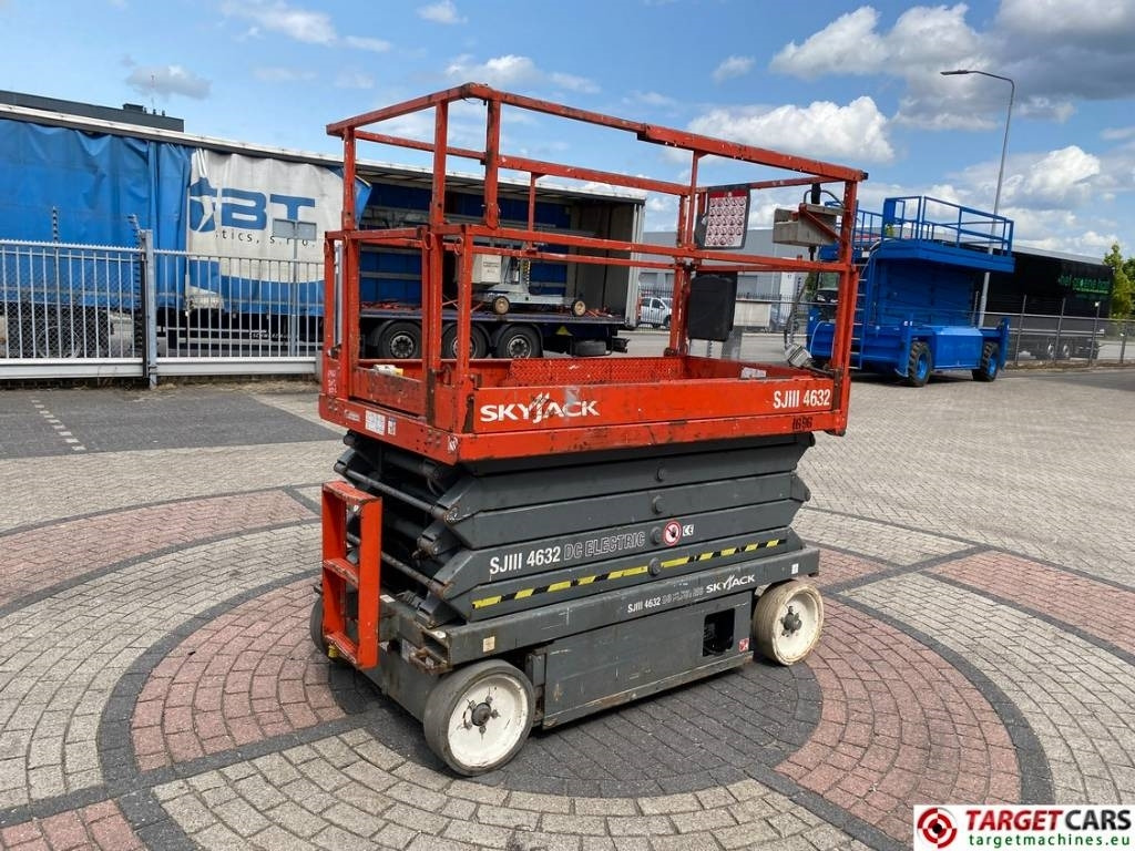 SkyJack SJIII-4632 Electric 4632 Scissor Work Lift 1170cm - Scherenbühne: das Bild 3 SkyJack SJIII-4632 Electric 4632 Scissor Work Lift 1170cm - Scherenbühne: das Bild 3