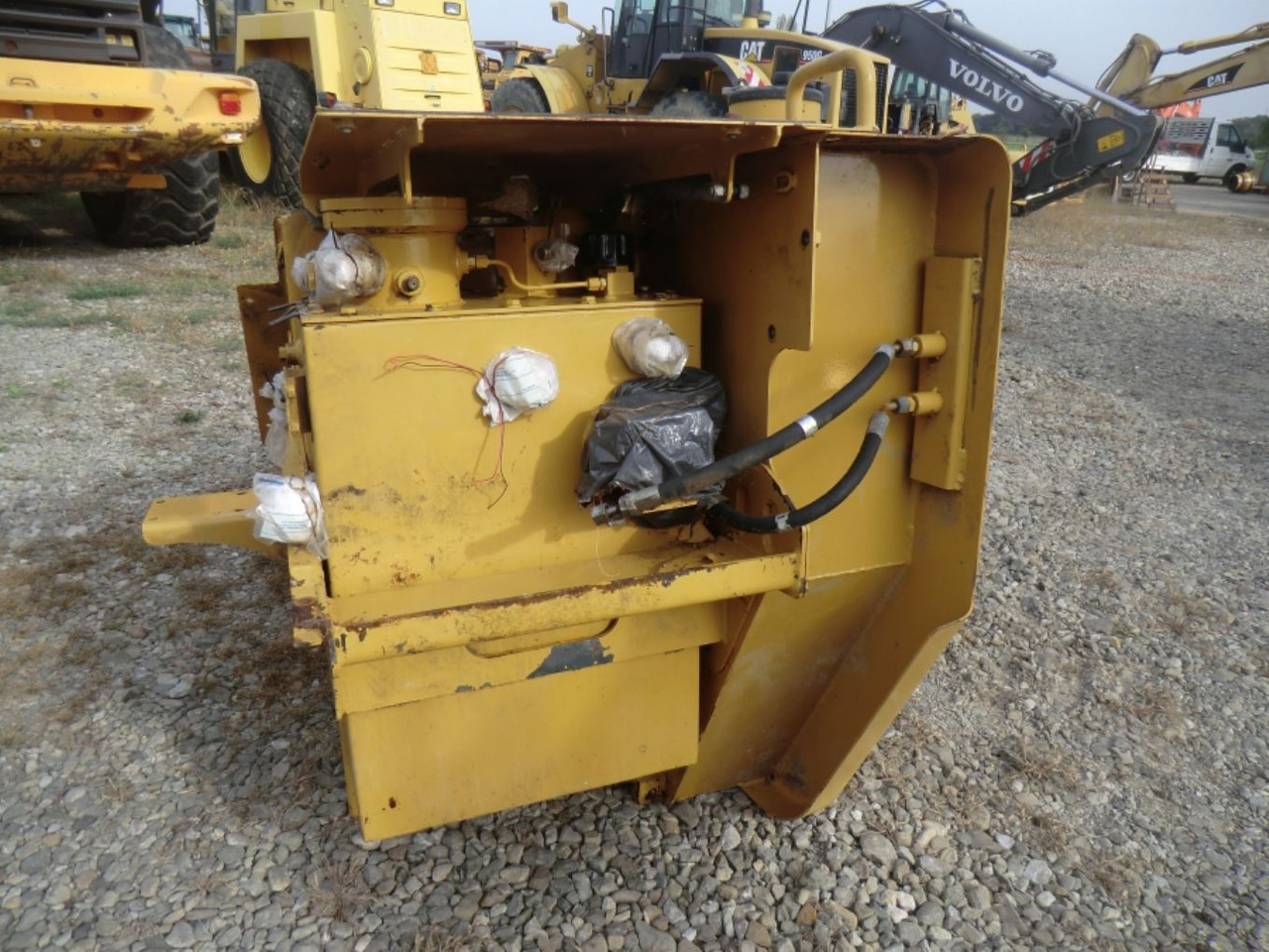 Caterpillar 735 Serbatoio gasolio - Kraftstofftank für Baumaschine: das Bild 1 Caterpillar 735 Serbatoio gasolio - Kraftstofftank für Baumaschine: das Bild 1
