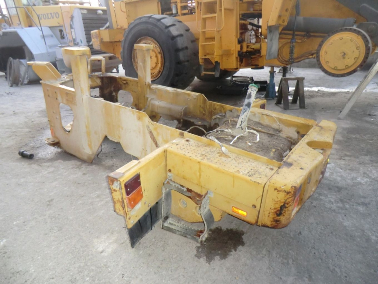 Caterpillar 928G TELAIO POSTERIORE COMPLETO DI SERBATOIO GASOLIO E CONTRAPPESI LATERALI - Kraftstofftank für Baumaschine: das Bild 3 Caterpillar 928G TELAIO POSTERIORE COMPLETO DI SERBATOIO GASOLIO E CONTRAPPESI LATERALI - Kraftstofftank für Baumaschine: das Bild 3