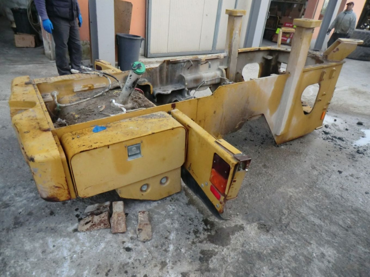 Caterpillar 928G TELAIO POSTERIORE COMPLETO DI SERBATOIO GASOLIO E CONTRAPPESI LATERALI - Kraftstofftank für Baumaschine: das Bild 4 Caterpillar 928G TELAIO POSTERIORE COMPLETO DI SERBATOIO GASOLIO E CONTRAPPESI LATERALI - Kraftstofftank für Baumaschine: das Bild 4