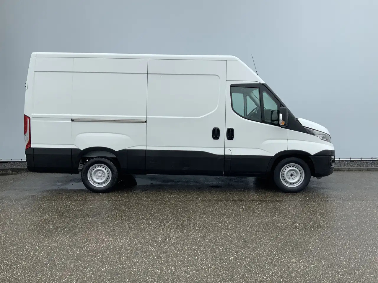 Iveco Daily 35S13V 2.3 352 H2 L3 Airco 3 Zits Opstap Euro 5 - Kastenwagen: das Bild 3 Iveco Daily 35S13V 2.3 352 H2 L3 Airco 3 Zits Opstap Euro 5 - Kastenwagen: das Bild 3