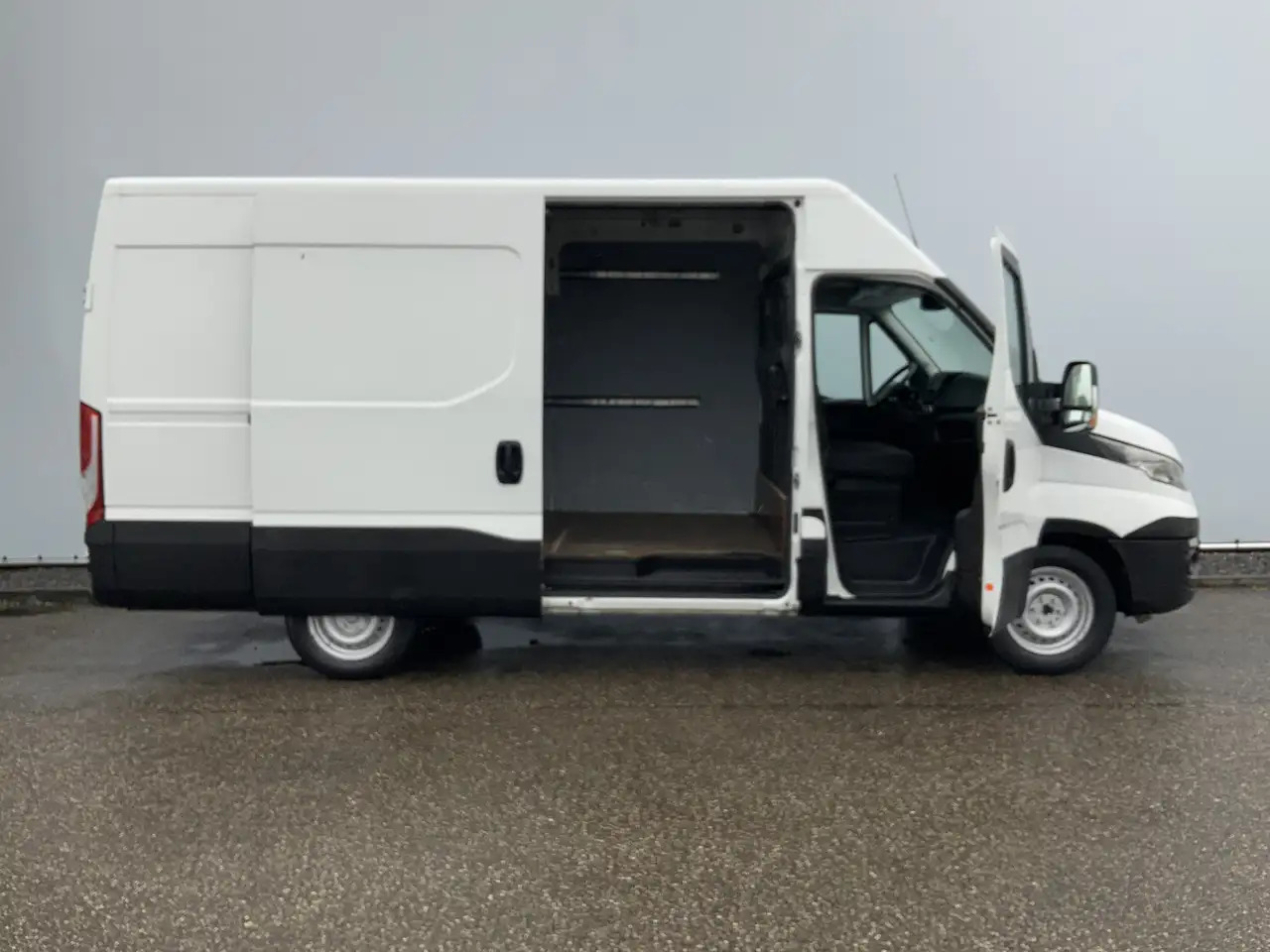 Iveco Daily 35S13V 2.3 352 H2 L3 Airco 3 Zits Opstap Euro 5 - Kastenwagen: das Bild 4 Iveco Daily 35S13V 2.3 352 H2 L3 Airco 3 Zits Opstap Euro 5 - Kastenwagen: das Bild 4