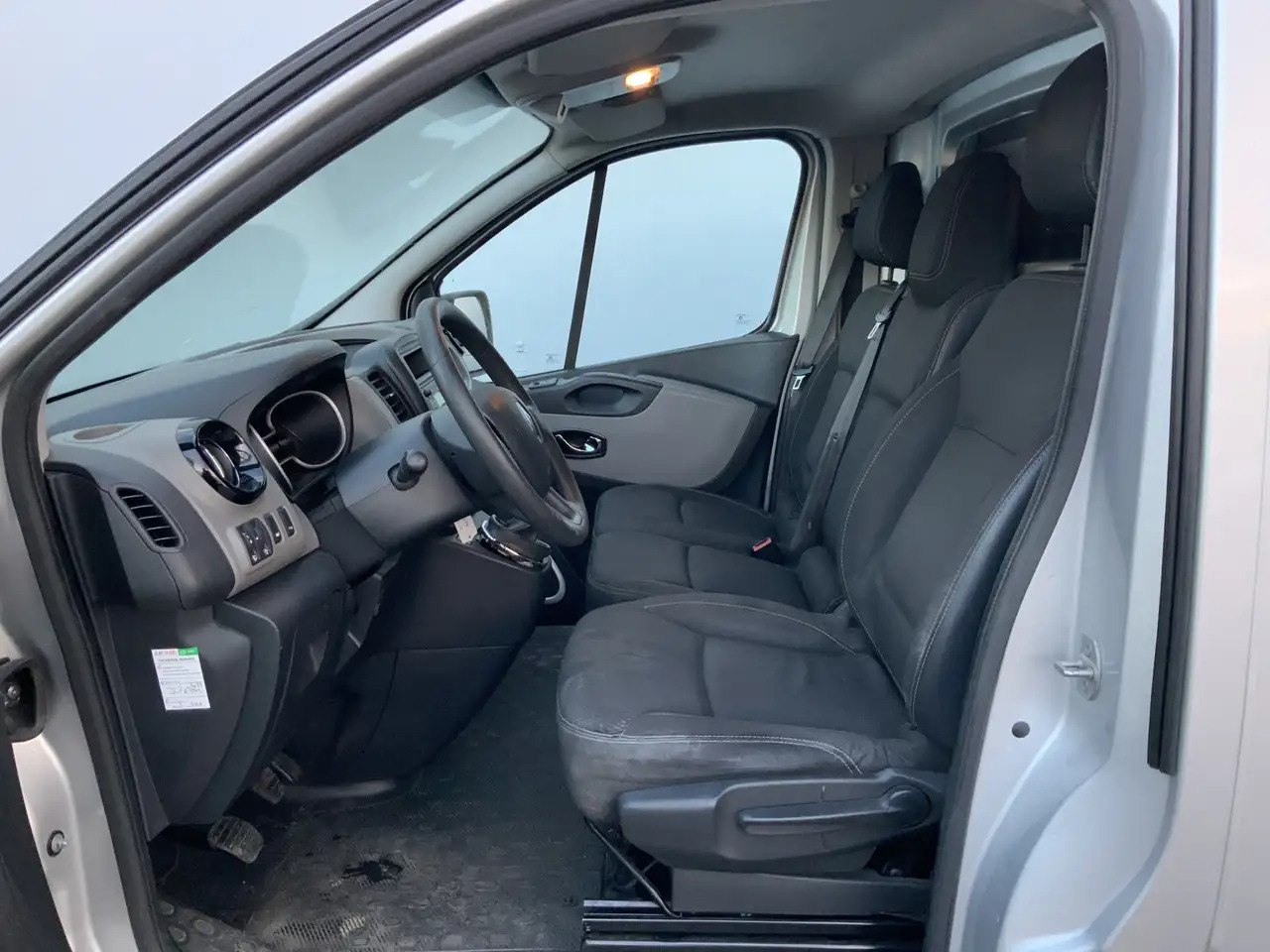 Renault Trafic 1.6 dCi T29 L2H1 Comfort Airco Cruise 3 Zits EXPOR - Kastenwagen: das Bild 4 Renault Trafic 1.6 dCi T29 L2H1 Comfort Airco Cruise 3 Zits EXPOR - Kastenwagen: das Bild 4