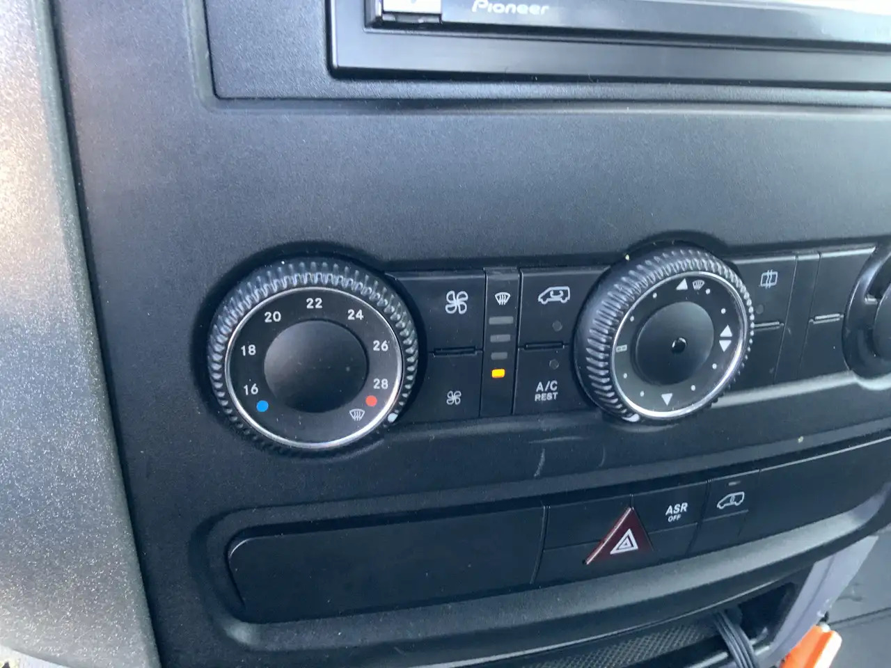 Volkswagen Crafter 50 2.0 TDI L2H1Pick Up Airco Cruise Trekhaak 3500 - Pritsche Transporter: das Bild 5 Volkswagen Crafter 50 2.0 TDI L2H1Pick Up Airco Cruise Trekhaak 3500 - Pritsche Transporter: das Bild 5