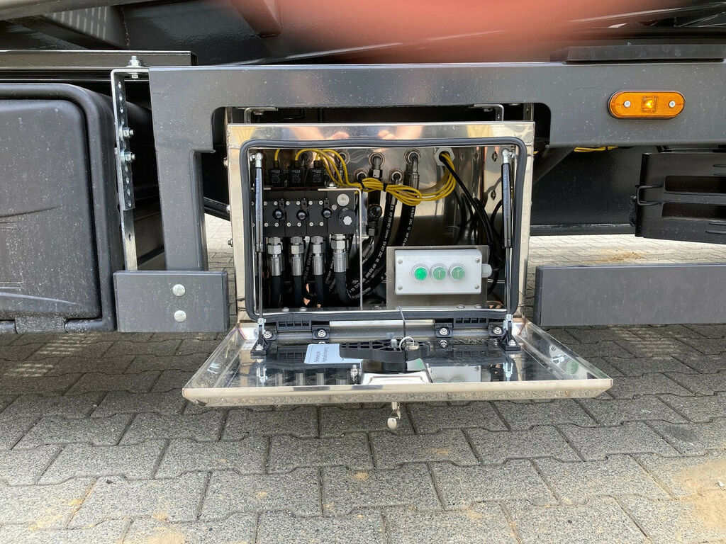 Meusburger 3-Achs-Satteltieflader mit abklappbarem Heck - Tieflader Auflieger: das Bild 3 Meusburger 3-Achs-Satteltieflader mit abklappbarem Heck - Tieflader Auflieger: das Bild 3