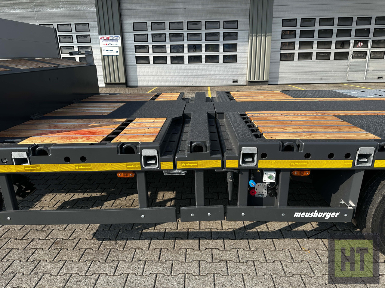 Tieflader Auflieger Meusburger 3-Achs-Tele-Semi mit 1 Paar Radmulden und hydr. Rampen: das Bild 7