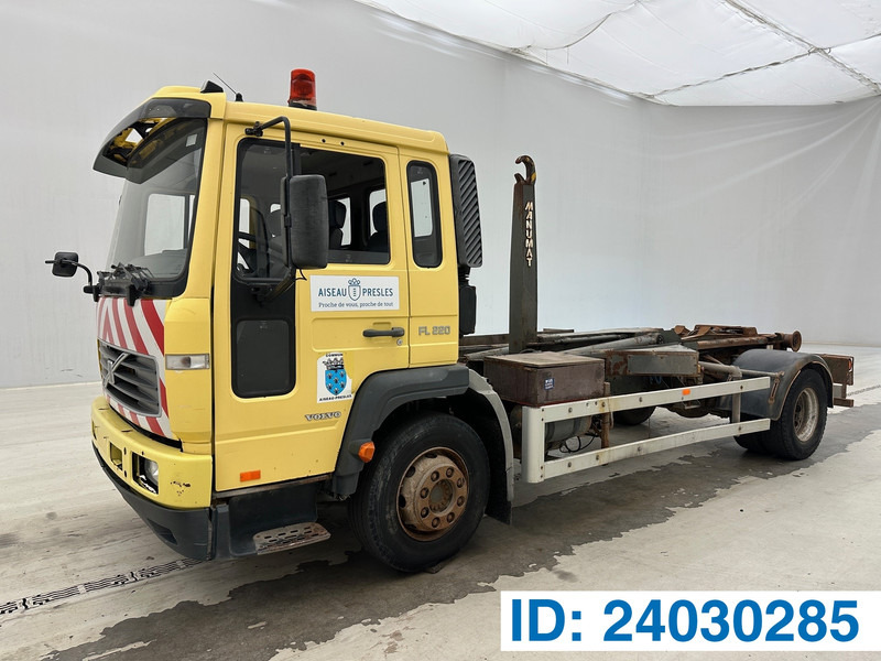 Volvo FL 220 - Abrollkipper: das Bild 1 Volvo FL 220 - Abrollkipper: das Bild 1