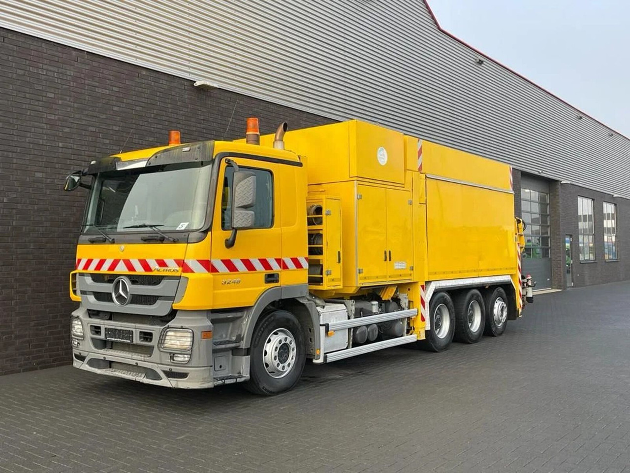 Mercedes-Benz Actros 3248 8X4 TRIDEM MTS DINO 12 SAUGBAGGER/SU - Saug-/ Spülfahrzeug: das Bild 2 Mercedes-Benz Actros 3248 8X4 TRIDEM MTS DINO 12 SAUGBAGGER/SU - Saug-/ Spülfahrzeug: das Bild 2