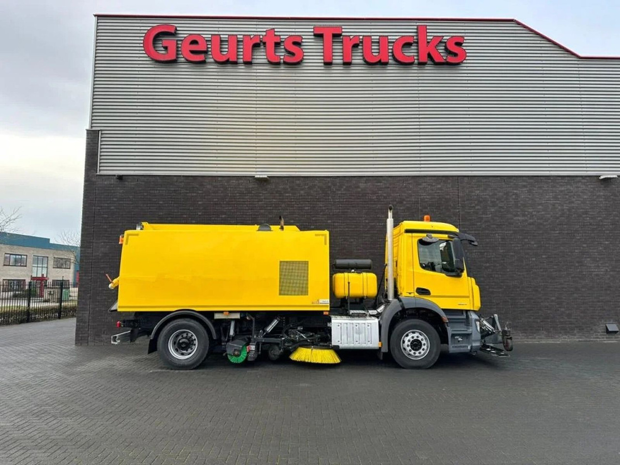Mercedes-Benz Arocs 1824 4X2 BEAM A9000 SWEEPING TRUCK/ KEHRMA - Kehrmaschine: das Bild 4 Mercedes-Benz Arocs 1824 4X2 BEAM A9000 SWEEPING TRUCK/ KEHRMA - Kehrmaschine: das Bild 4