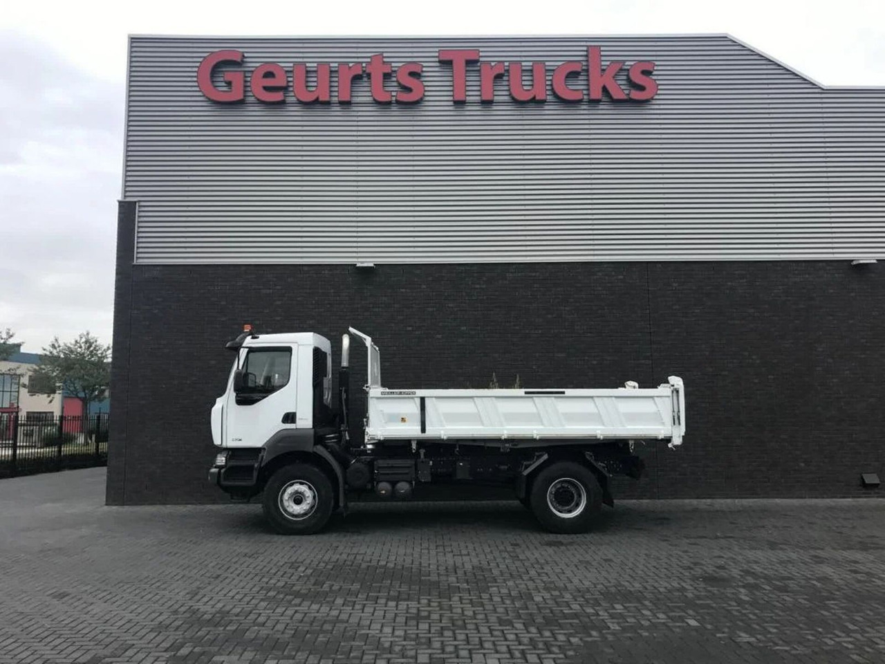 Renault Kerax 330 DXI 4X2 KIPPER/TIPPER ONLY 27.000 KM ! - Kipper: das Bild 1 Renault Kerax 330 DXI 4X2 KIPPER/TIPPER ONLY 27.000 KM ! - Kipper: das Bild 1