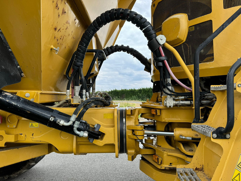 Knickgelenkter Dumper Caterpillar 740B: das Bild 19
