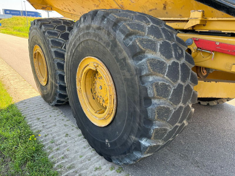 Knickgelenkter Dumper Caterpillar 740B: das Bild 14