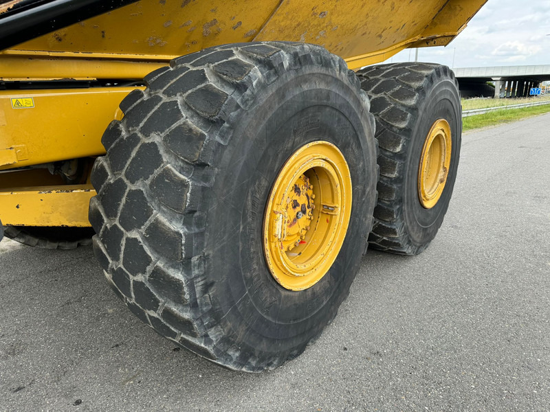 Knickgelenkter Dumper Caterpillar 740B: das Bild 11