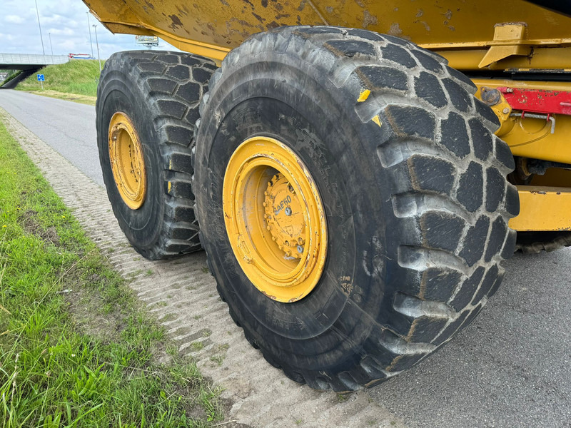 Knickgelenkter Dumper Caterpillar 740B: das Bild 13