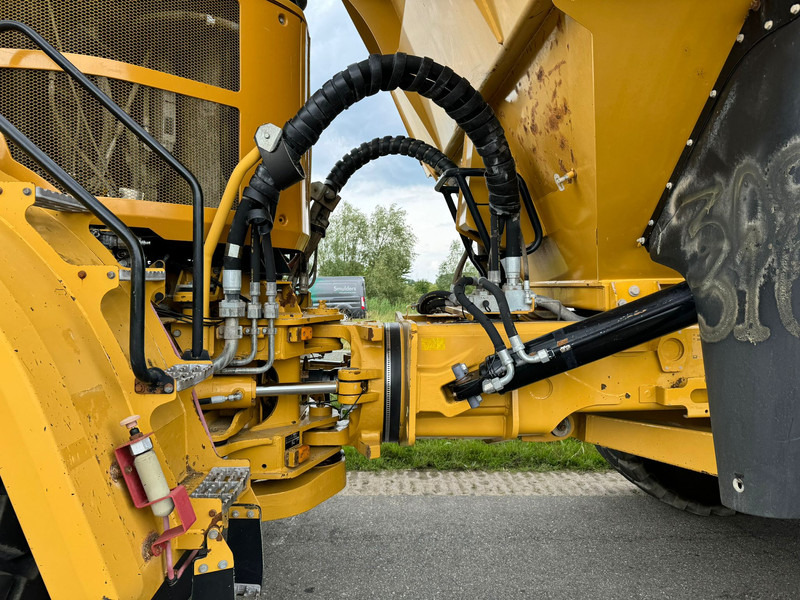 Knickgelenkter Dumper Caterpillar 740B: das Bild 16