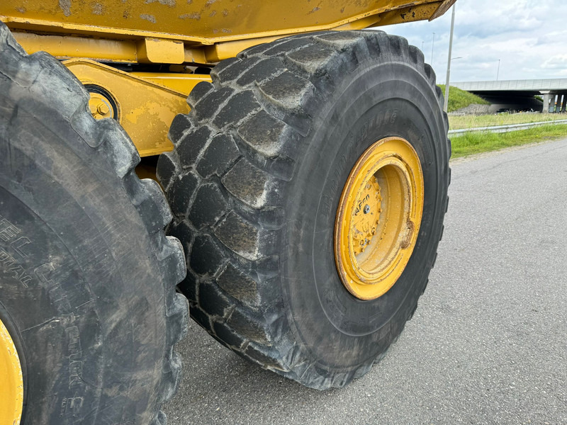 Knickgelenkter Dumper Caterpillar 740B: das Bild 10
