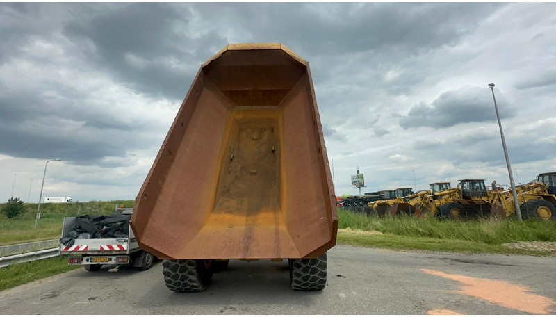 Knickgelenkter Dumper Caterpillar 740B: das Bild 9